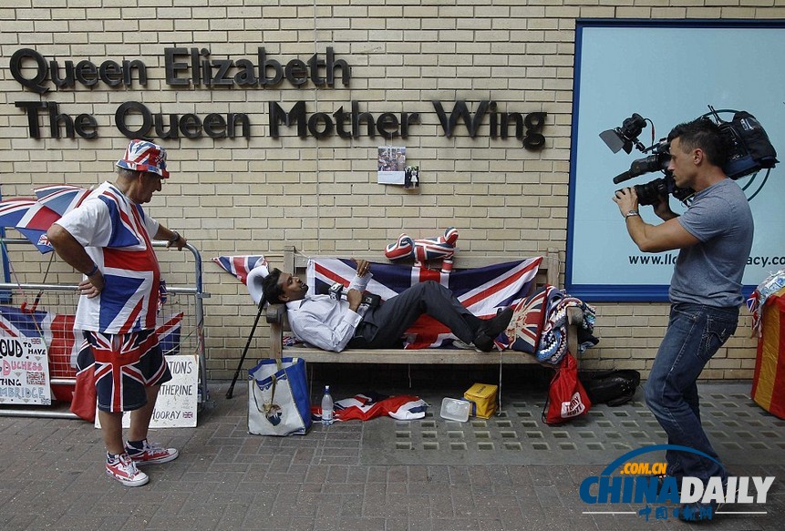 醫(yī)院外苦等凱特寶寶降生 各國記者無聊打毛衣看小說