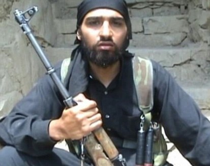 塔利班分子鏡頭前“耍大刀” 被網(wǎng)民嘲笑“缺心眼”