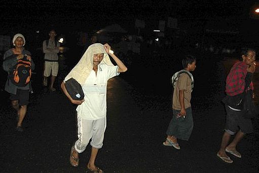 印尼災(zāi)區(qū)附近海浪很高 救援隊難以抵達(dá)