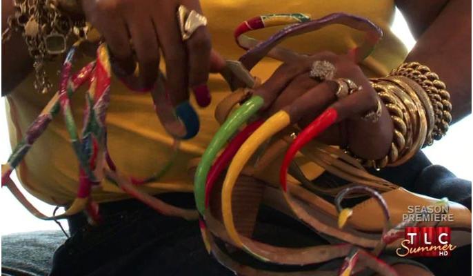 美國(guó)女子留指甲22年總長(zhǎng)逾4米 不惜高昂花費(fèi)精心維護(hù)