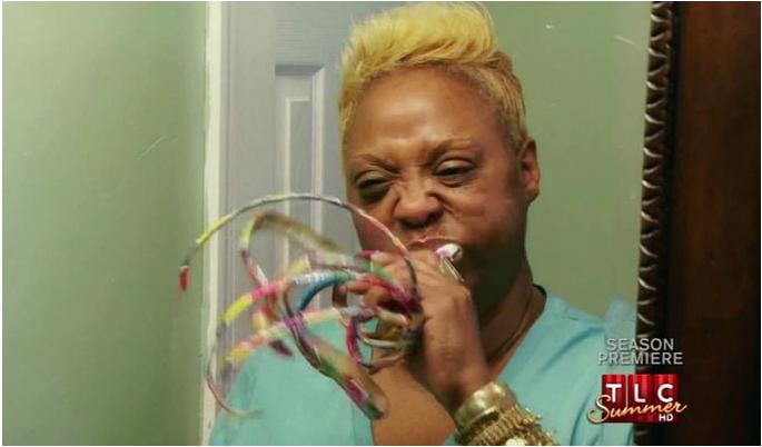 美國(guó)女子留指甲22年總長(zhǎng)逾4米 不惜高昂花費(fèi)精心維護(hù)