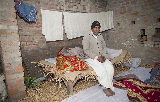 印度輪奸案五被告首度出庭 受害者父親否認(rèn)授權(quán)公開女兒姓名