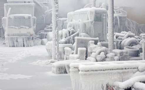超級(jí)震撼!美消防員極寒天氣敬業(yè)工作滅火車(chē)變冰雕