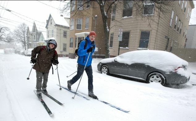 美國東北部遭遇創(chuàng)紀(jì)錄暴風(fēng)雪 多個州進(jìn)入緊急狀態(tài)