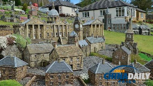 英67歲建筑工花園中自建仨微型村 成當?shù)芈糜尉包c