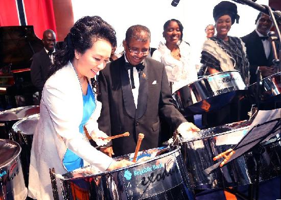 彭麗媛在出訪期間穿過哪五套衣服？