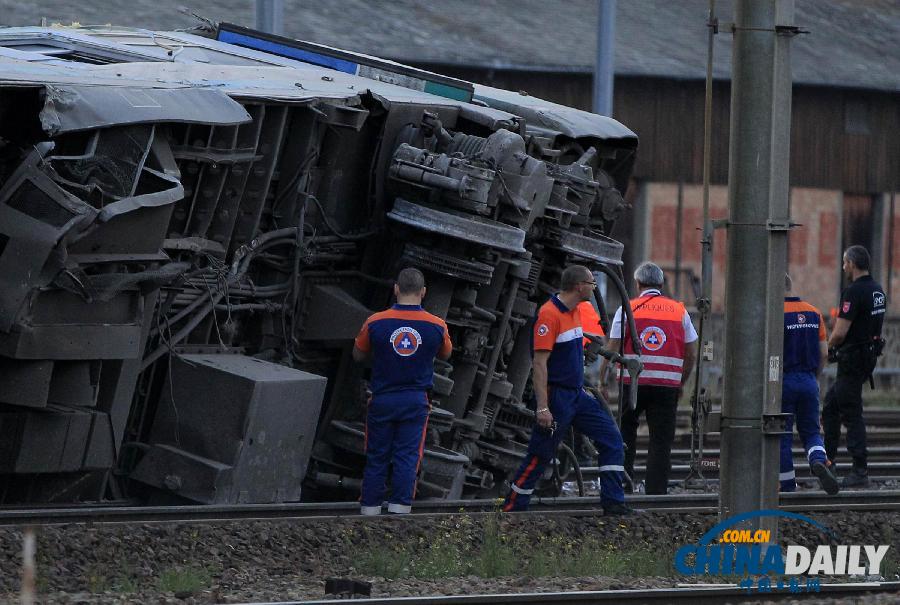 法國火車脫軌致6人死亡22人重傷 奧朗德赴現(xiàn)場視察