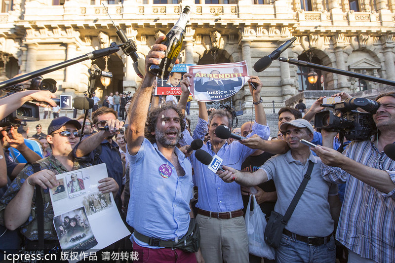 組圖:意大利人豪飲香檳慶祝貝盧斯科尼被判4年監(jiān)禁