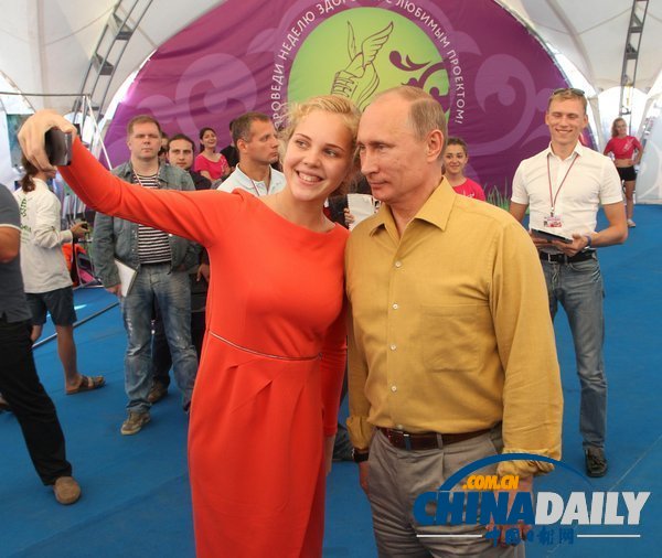 組圖:普京參加俄羅斯論壇活動 備受女青年追捧