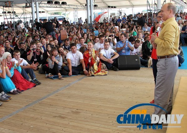 組圖:普京參加俄羅斯論壇活動(dòng) 備受女青年追捧