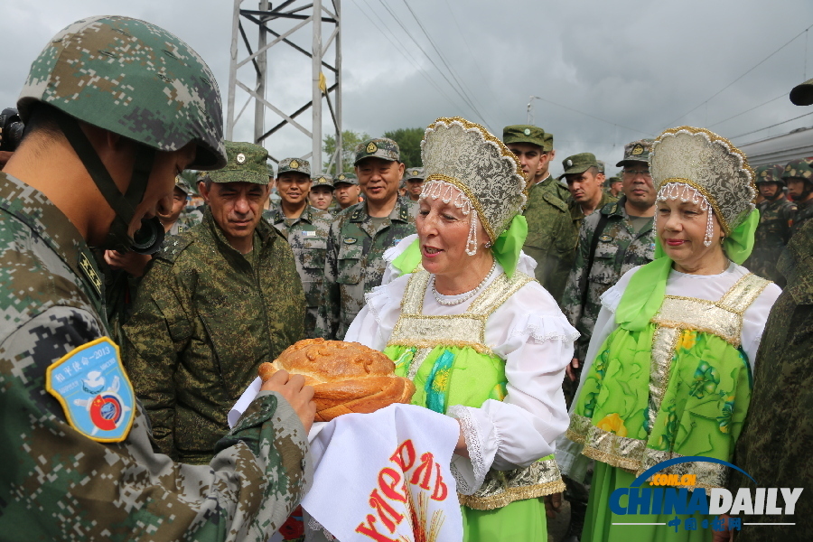 組圖:“和平使命-2013”中俄聯(lián)演野營村舉行開營儀式