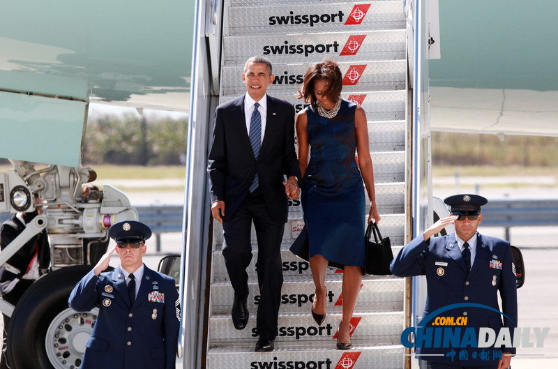 奧巴馬攜夫人乘專機參加聯(lián)合國大會 米歇爾揉眼睛顯疲勞