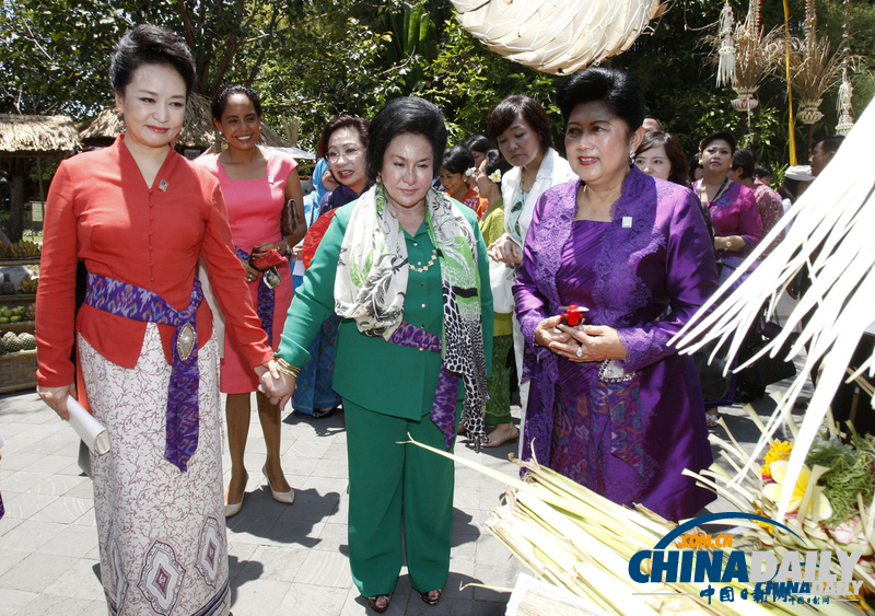 最炫民族風(fēng):盤點彭麗媛東南亞一行亮麗著裝(圖)