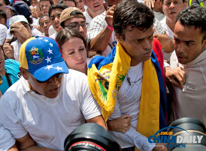 委內(nèi)瑞拉反政府示威持續(xù) 反對(duì)派領(lǐng)導(dǎo)人穿白衣現(xiàn)身