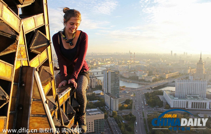 俄羅斯牛人熱衷“樓頂攝影” 懸空留影驚險(xiǎn)刺激