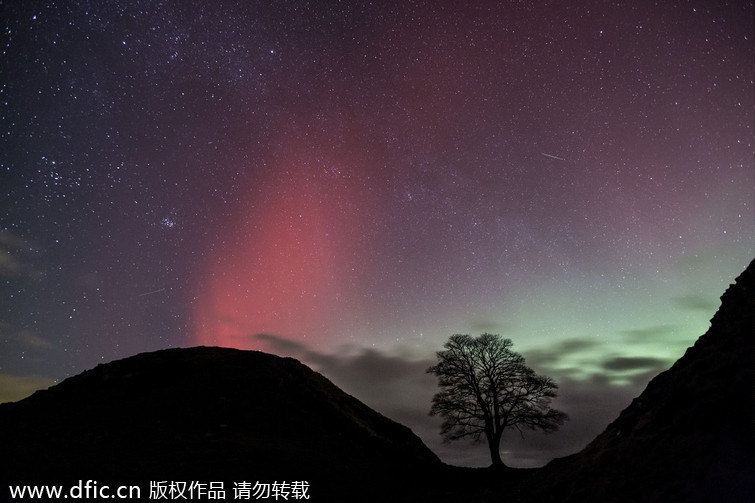 英國現(xiàn)炫美北極光 與燈塔交相輝映