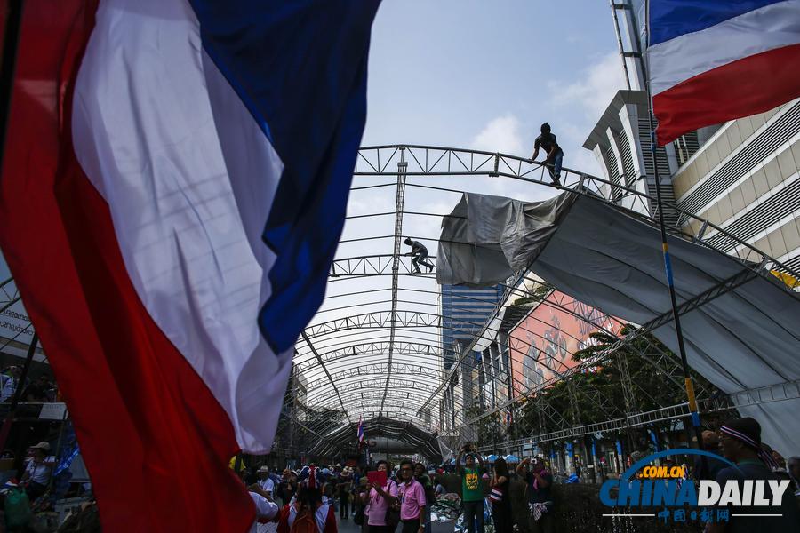 泰國(guó)“封鎖曼谷”行動(dòng)結(jié)束 工人沖刷街道“掀巨浪”