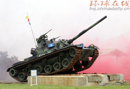 臺(tái)軍CM11主力戰(zhàn)車進(jìn)行多項(xiàng)目操演
