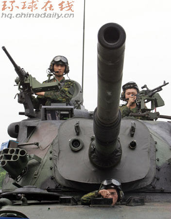 臺(tái)軍CM11主力戰(zhàn)車進(jìn)行多項(xiàng)目操演