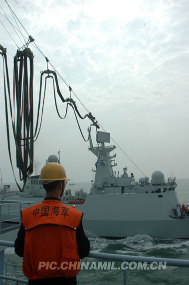我國護(hù)航編隊(duì)強(qiáng)化訓(xùn)練應(yīng)對海盜活動