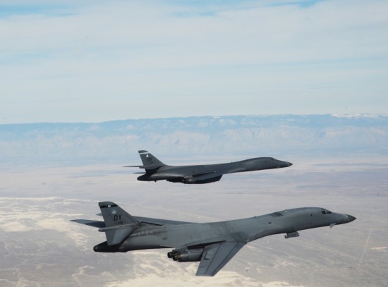 組圖:美空軍公開(kāi)B-1B轟炸機(jī)群空中訓(xùn)練照