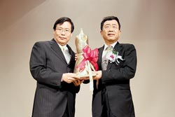 余秋雨獲頒臺(tái)灣元智大學(xué)“桂冠文學(xué)家”(圖)