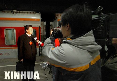 第一批人大代表抵達(dá)北京（組圖）