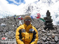 王喜登珠峰創(chuàng)藝人新紀錄 征服海拔6381米高峰