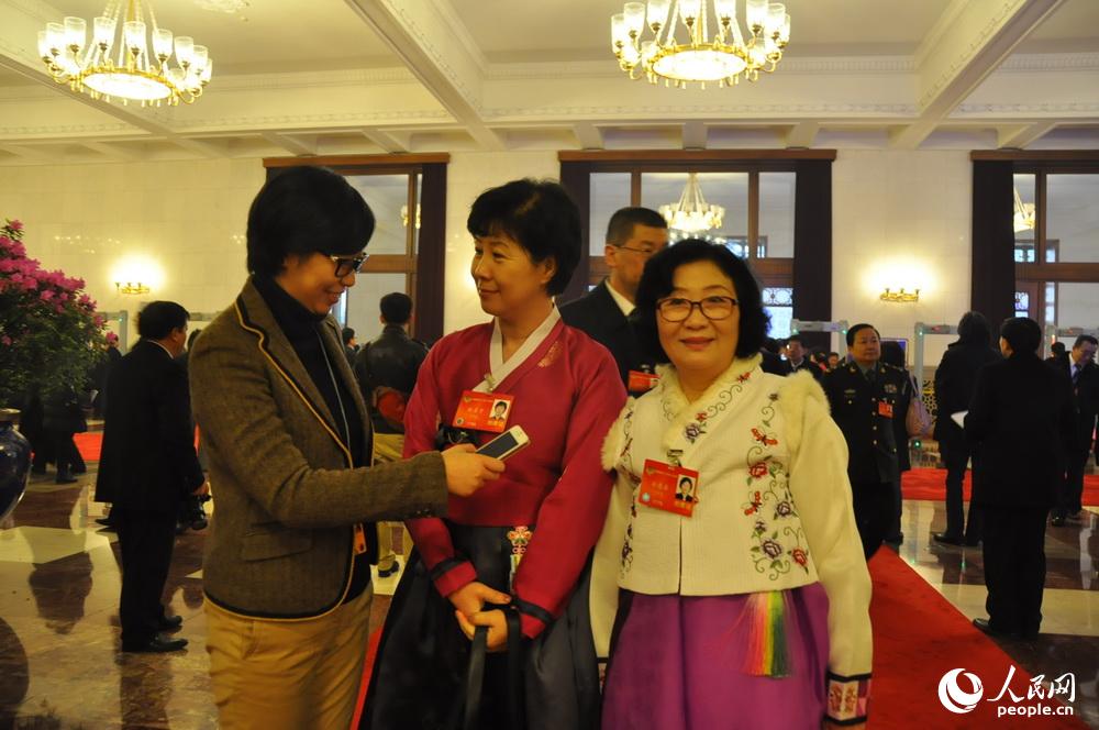 “兩會(huì)”少數(shù)民族和宗教界委員受追捧