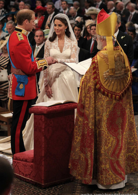 英國世紀(jì)婚禮出小插曲 威廉為凱特戴戒指一次未成功