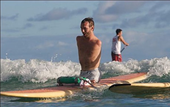 沒有四肢生活也很精彩！澳勵(lì)志哥夏威夷享受浪漫蜜月