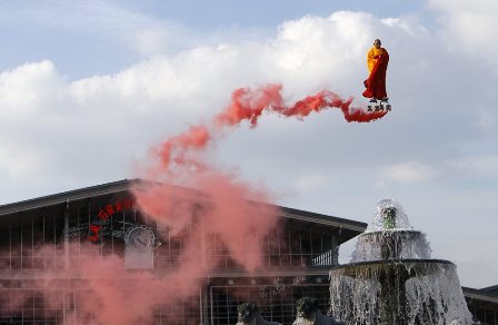 中國藝術家巴黎變身得道高僧 腳踩紅煙上演“懸空”秀