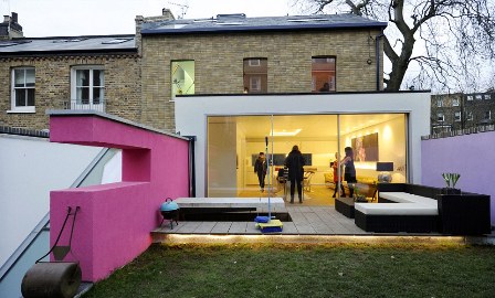 英夫婦斥巨資打造家庭舞廳“困住”兒女 部分設(shè)備來自中國