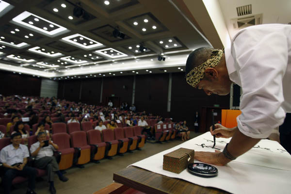 奧巴馬弟弟馬克稱音樂(lè)天賦更勝哥哥 演講現(xiàn)場(chǎng)揮毫潑墨