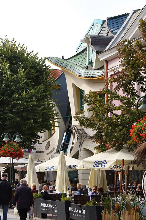 波蘭“歪房子”水吧躍升地標(biāo)建筑 像被壓扁似在融化