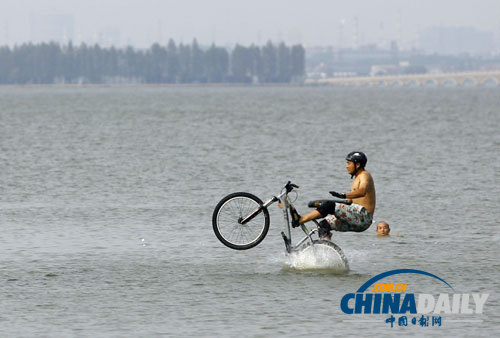 武漢極限運(yùn)動(dòng)愛好者“跳湖”度夏