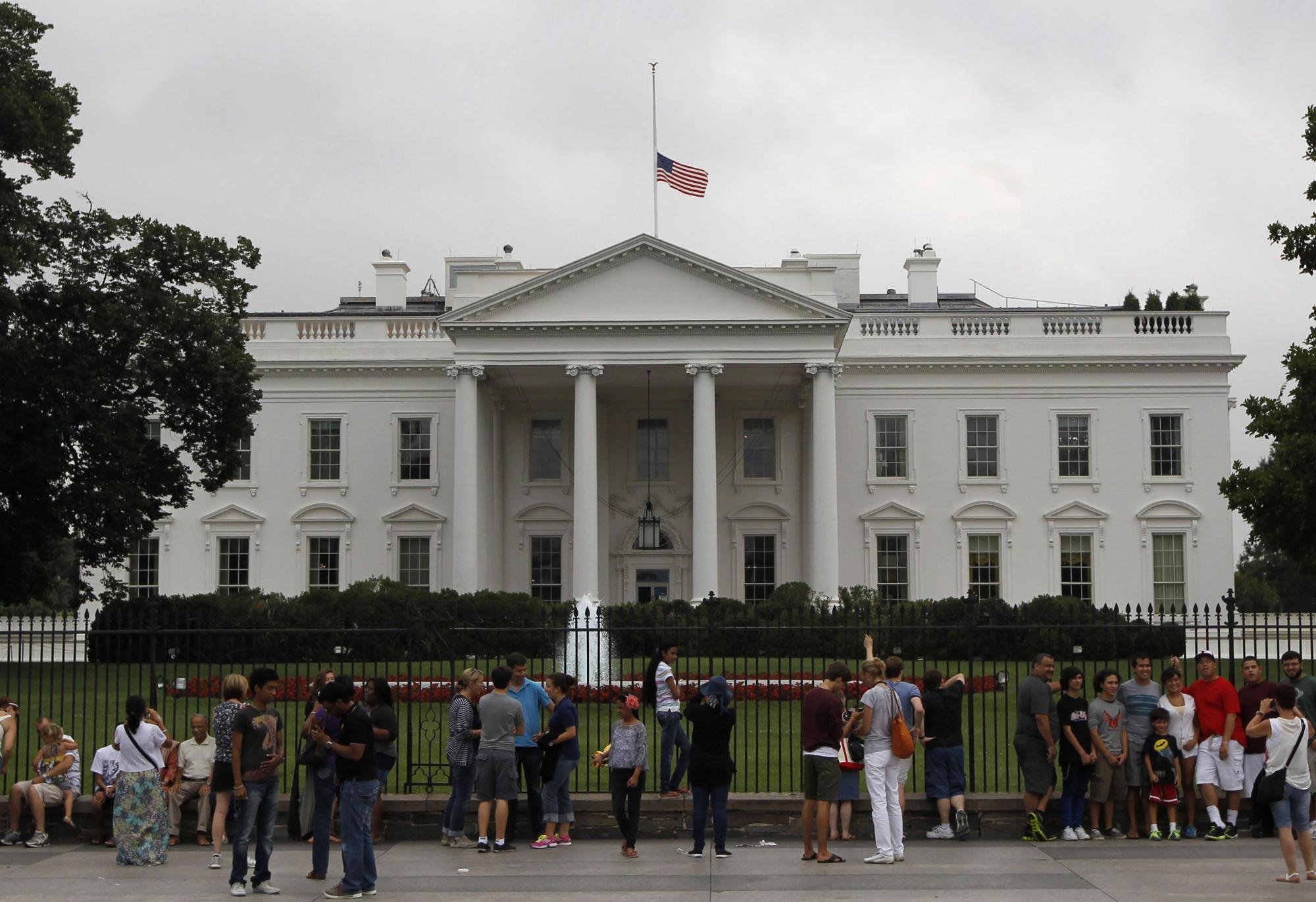 美多個城市加強(qiáng)安保 奧巴馬擱置競選全國降半旗致哀