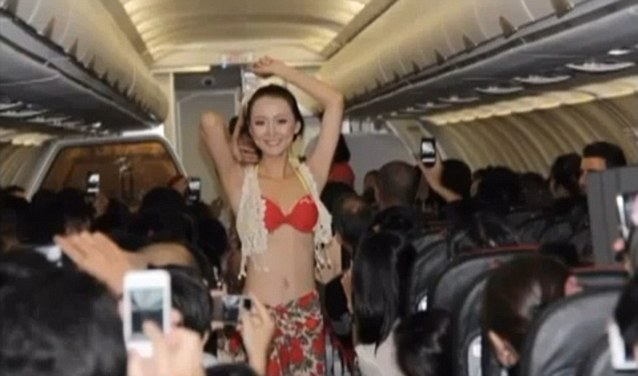 越南航班提供美艷比基尼表演 乘客叫好當(dāng)局罰款