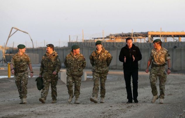 火雞、美食、桌球賽 卡梅倫突訪英駐阿基地與士兵共迎圣誕節(jié)