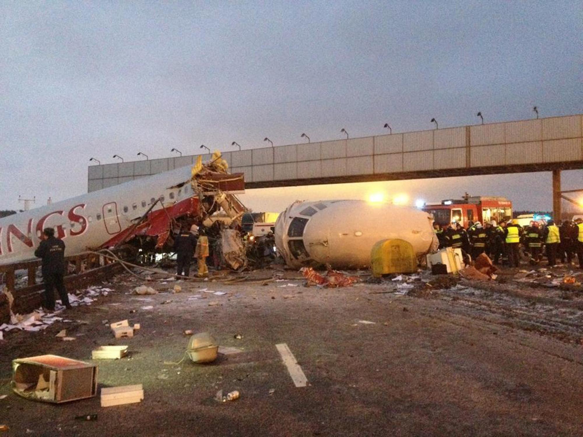 俄客機降落時沖出跑道斷裂至少4人死亡 或駕駛員失誤所致