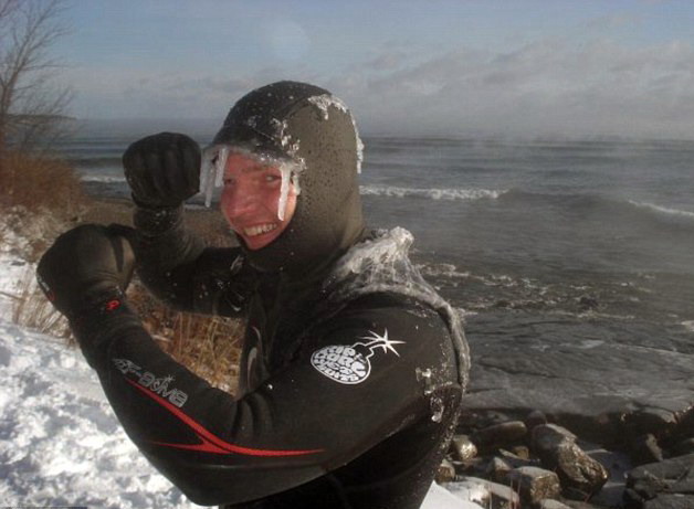 史上最酷零下26度沖浪 胡須結(jié)冰柱面色卻紅潤(rùn)