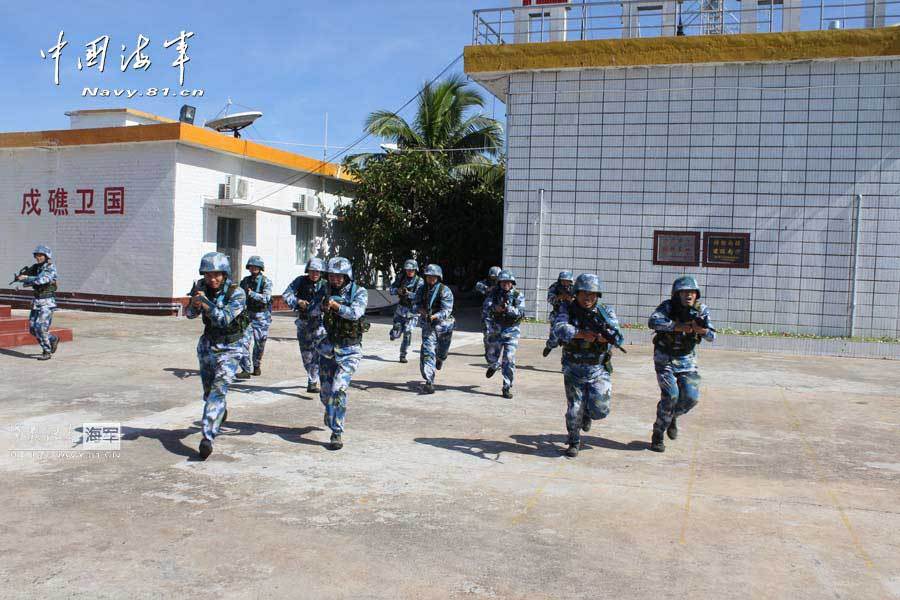 高清：駐永暑礁部隊(duì)用重機(jī)槍艦炮對海攻擊演練