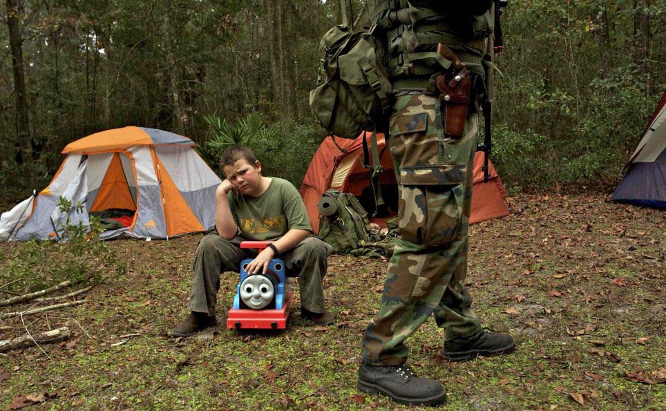 美訓(xùn)練營教你應(yīng)對世界末日 兒童學(xué)用突擊步槍