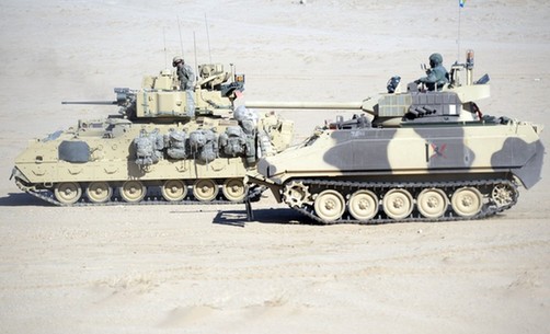 外形威猛：美國陸軍M2A3戰(zhàn)車群戈壁實戰(zhàn)演練
