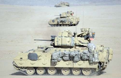 外形威猛：美國陸軍M2A3戰(zhàn)車群戈壁實戰(zhàn)演練