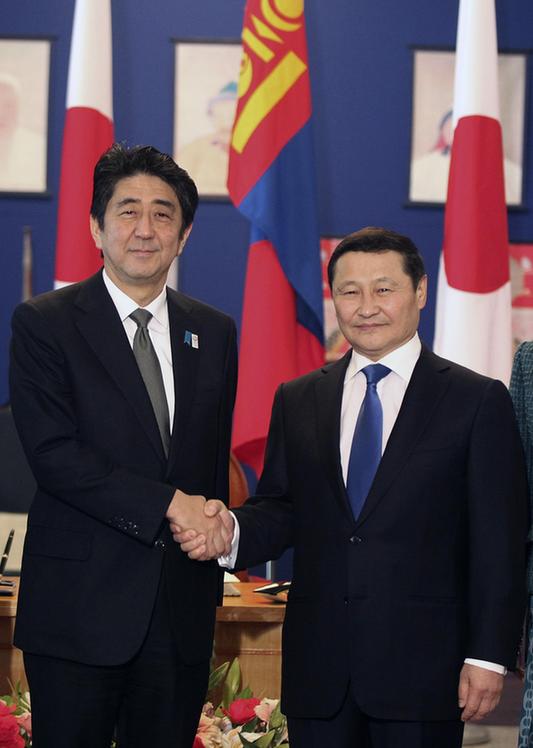 安倍與蒙古總理會談 稱將就資源開發(fā)強化合作