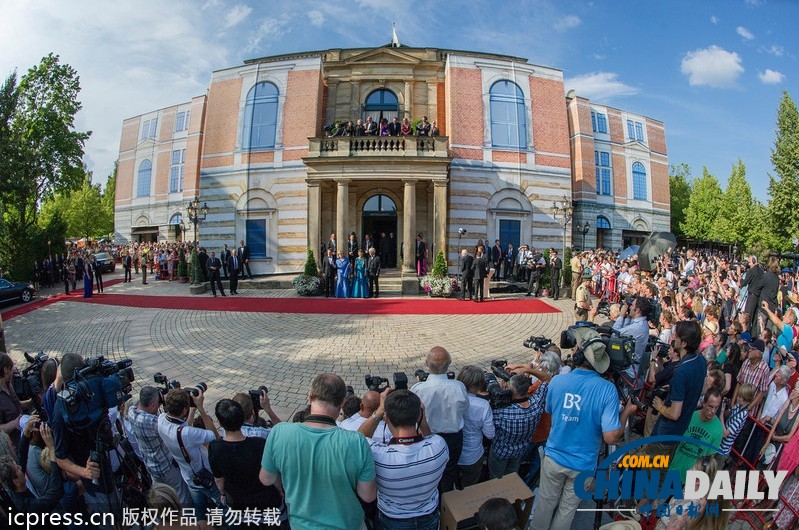 德國政要出席歌劇節(jié)活動 默克爾藍色長裙驚艷亮相