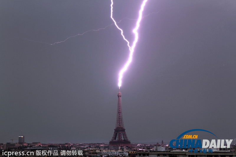 攝影師拍下閃電擊中埃菲爾鐵塔瞬間 場(chǎng)面震撼(高清組圖)