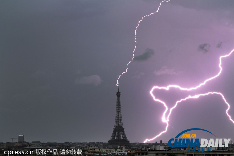 攝影師拍下閃電擊中埃菲爾鐵塔瞬間 場(chǎng)面震撼(高清組圖)