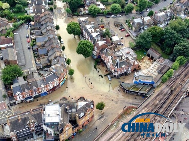 英國(guó)倫敦市郊主水管爆裂 導(dǎo)致部分街道商鋪被淹（圖）